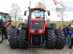 16hk1 300x225 Какие модели тракторов предлагают современные белорусские производители